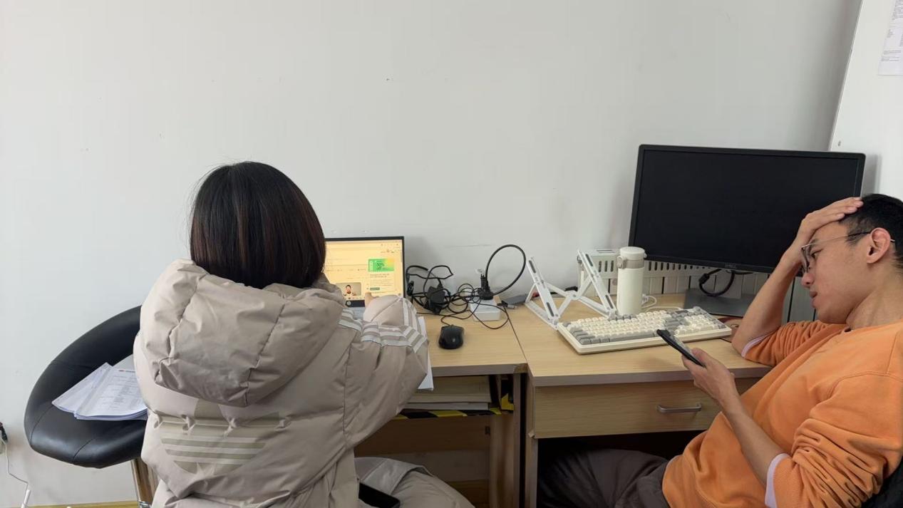 Wenxiu Wei discussing the CCUS tender preparation at a workstation