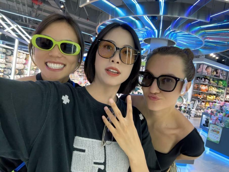 Wenxiu Wei with two friends